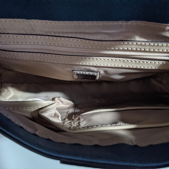 Guess purse - Picture 4 of 4